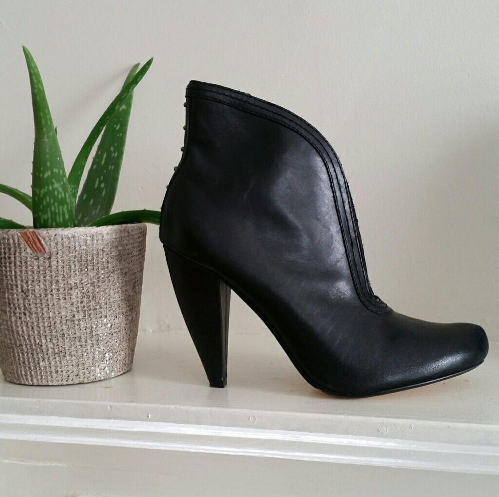 Seychelles black leather booties size 7